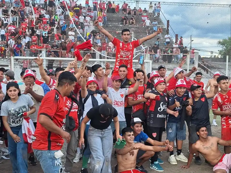 FESTEJO. Garmendia FC, con su gente en cancha de Sportivo Guzmán. la gaceta/ foto de carlos oardi