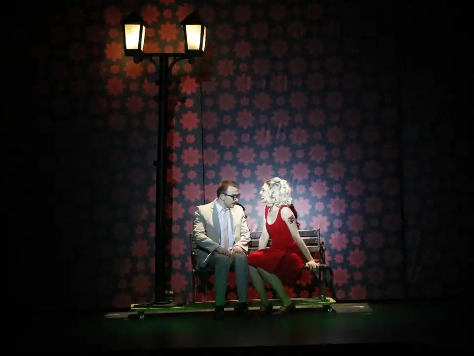 AMOR LATENTE. Joel Alonso Quírico y Andrea Barbá en una de las escenas clave del musical “Sweet Charity”.