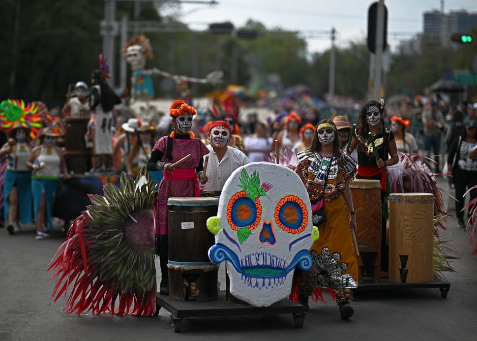 INSIGNIA. Las calaveras decoradas que recorren las calles, simbolizan el vínculo entre la vida y la muerte.