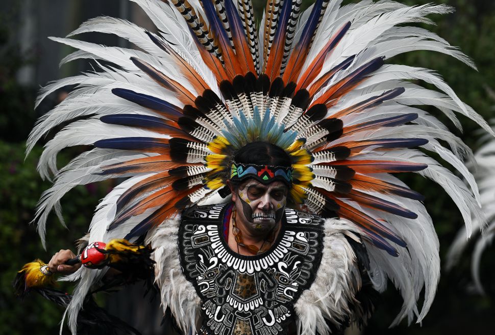 RECONOCIMIENTO. Un hombre con un imponente penacho de plumas rinde homenaje a los ancestros.