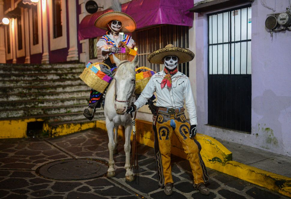 CATRINES. Con trajes elegantes, la muerte se viste de gala para recordar que forma parte de la vida.