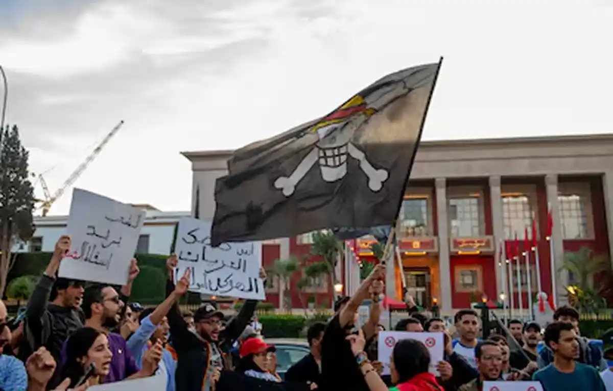EN LAS CALLES. Los jóvenes protestan con la que se convirtió en símbolo de lucha en el mundo: la bandera de One Piece. / AP