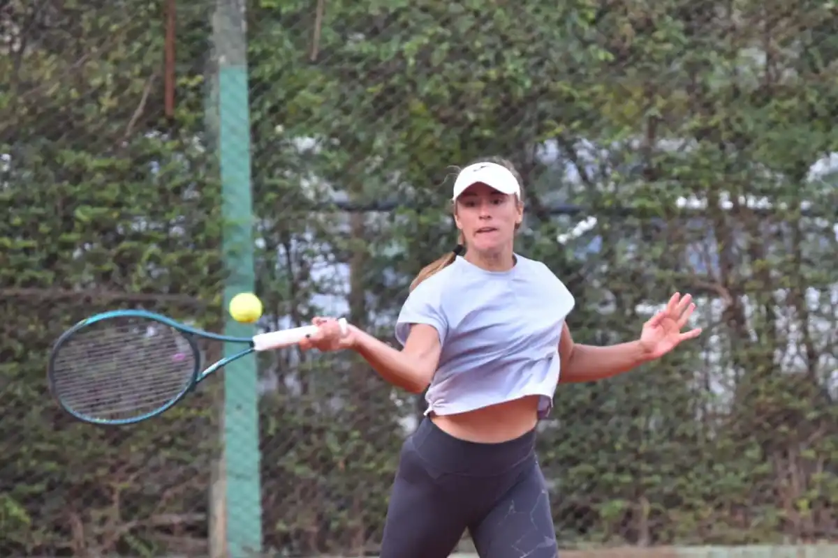 VA POR MÁS. Sierra se prepara para ejecutar un golpe, durante un entrenamiento en Lawn Tennis, antes del debut en el WTA de Tucumán.