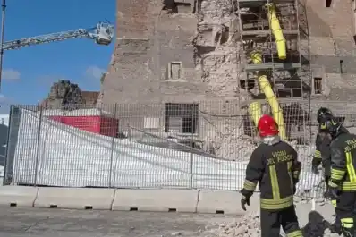 VIDEO. Se derrumbó parte de la Torre medieval de los Conti, en Roma: un trabajador resultó herido
