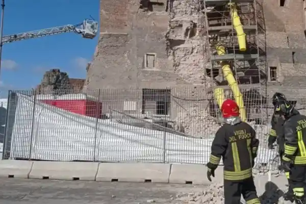 ITALIA. Se derrumbó parte de la Torre medieval dei Conti, en Roma.