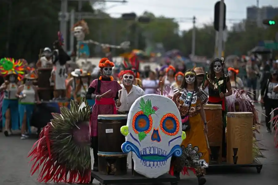 INSIGNIA. Las calaveras decoradas que recorren las calles, simbolizan el vínculo entre la vida y la muerte.