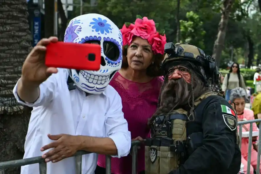 RECUERDOS PARA SIEMPRE. Entre risas y teléfonos en alto, los asistentes inmortalizan el momento.