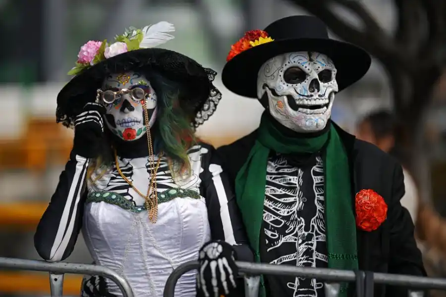 DESFILE. Familias enteras, con rostros pintados y atuendos festivos, celebran la memoria de sus seres queridos en un ambiente devoción.