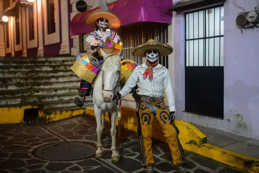 CATRINES. Con trajes elegantes, la muerte se viste de gala para recordar que forma parte de la vida.