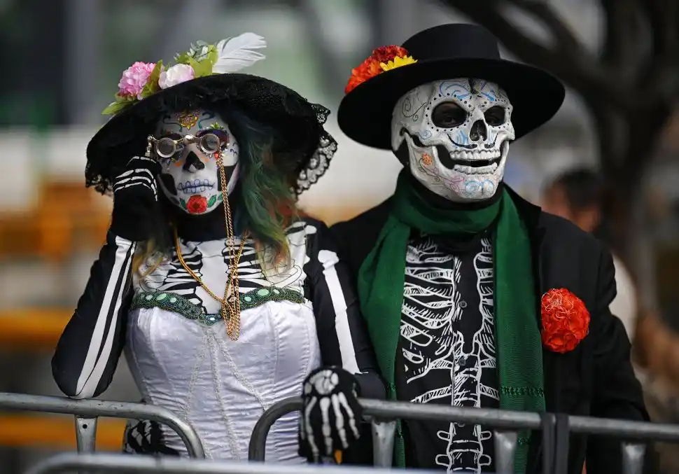 DESFILE. Familias enteras, con rostros pintados y atuendos festivos, celebran la memoria de sus seres queridos en un ambiente devoción.