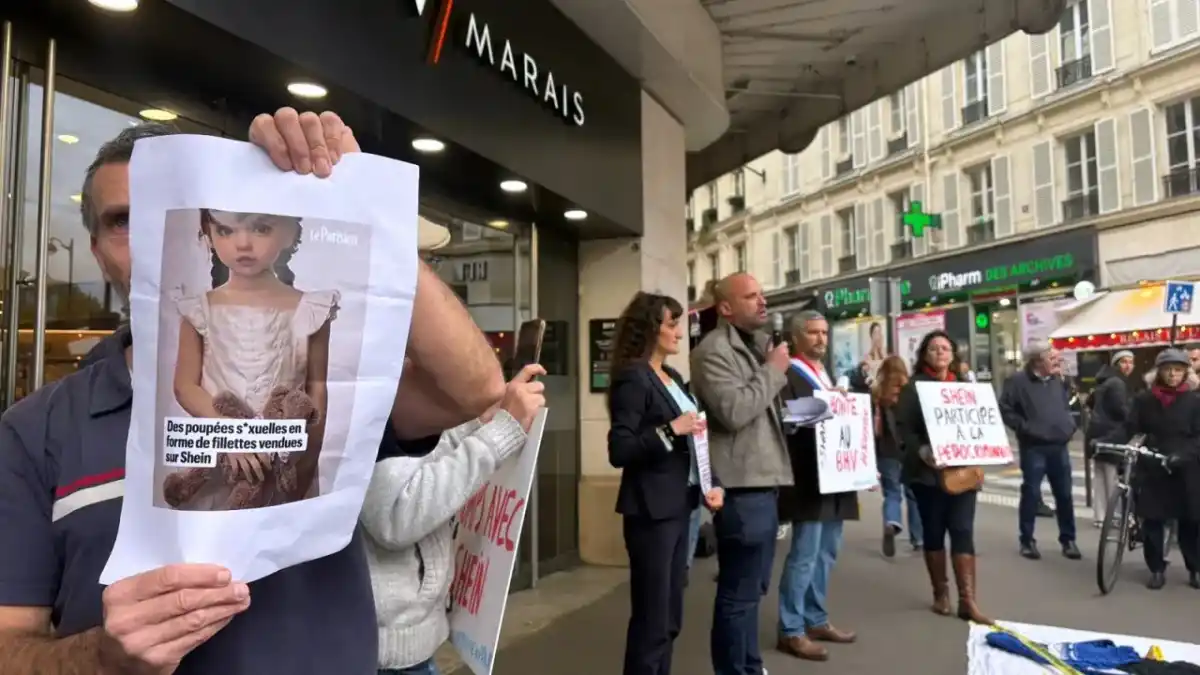 Un manifestante sostiene una fotografía de una muñeca sexual con apariencia infantil de Shein frente a los grandes almacenes BHV Marais en París.Nicolas Garriga / AP