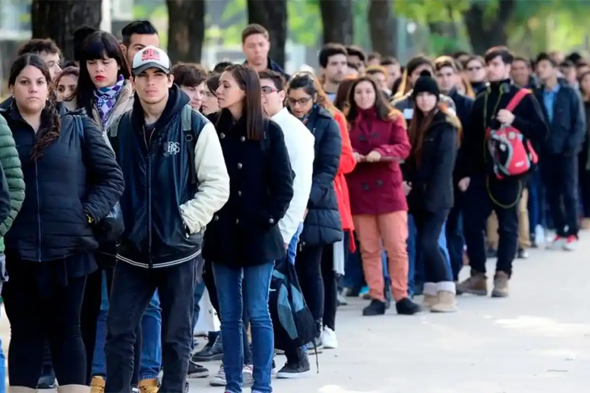 JUVENTUD ARGENTINA. Un nuevo estudio revela los miedos, las prioridades y los consensos de los jóvenes frente al país que quieren construir. / ARCHIVO, LA GACETA