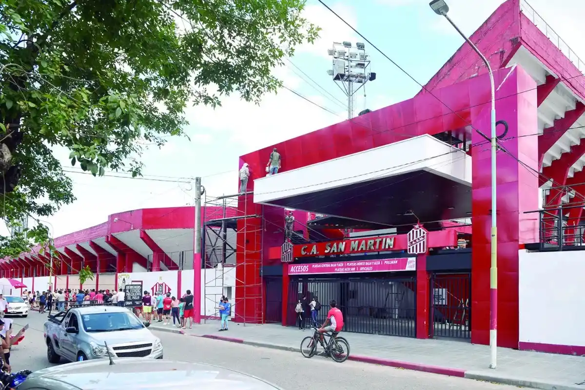 TRANSICIÓN. La entrada a La Ciudadela luce en calma tras la renuncia de la Comisión Directiva: el club inicia una nueva etapa, con Moisello y Vivanco al frente hasta las elecciones.