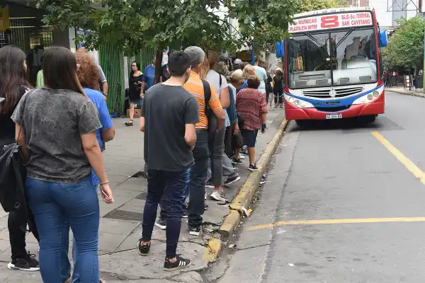 Crisis del transporte: al menos tres líneas comenzaron a reducir la circulación de sus colectivos por la ciudad