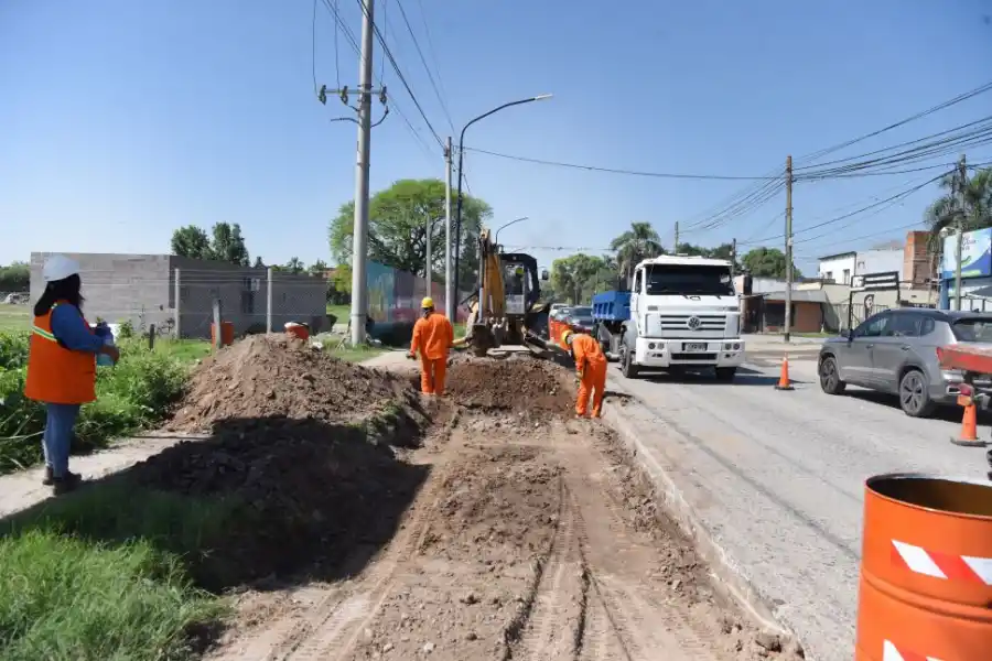 EN MARCHA. El proyecto inició con la remoción de tierra en la calzada.
