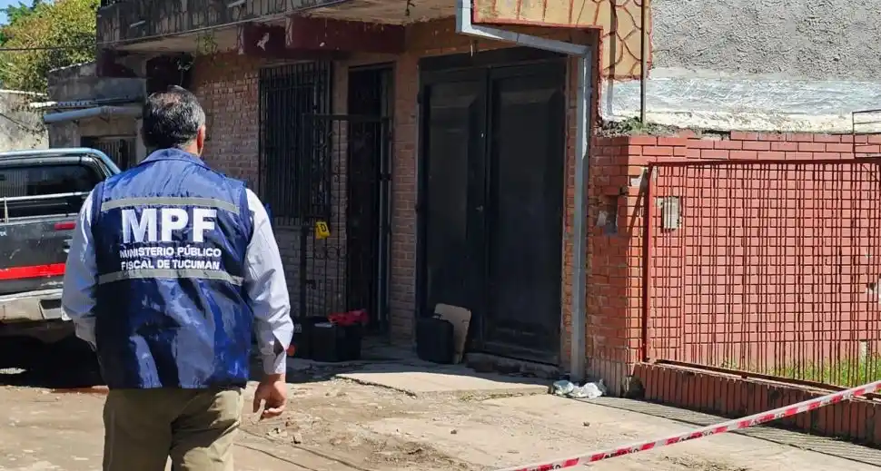 LA MADRID AL 900. Peritos revisan el lugar del homicidio.