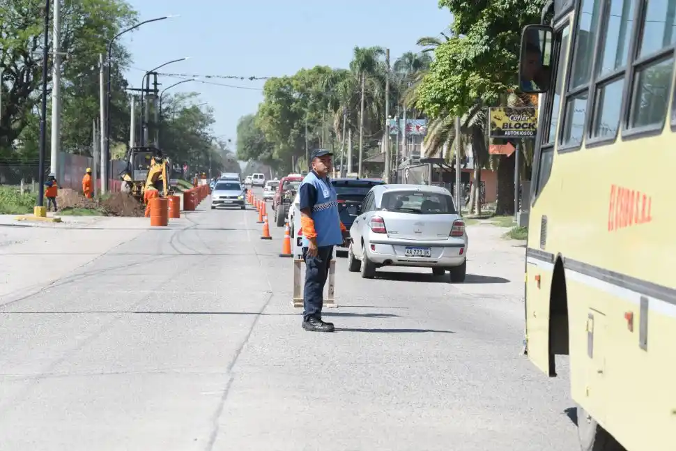 TRABAJO CONJUNTO. Agentes de tránsito prestan también su servicio.