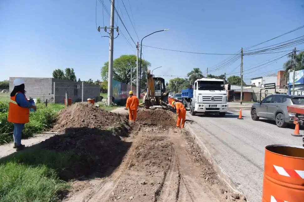 EN MARCHA. El proyecto inició con la remoción de tierra en la calzada.