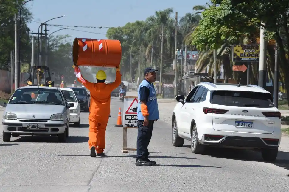 PRECAUCIÓN. Los obreros trabajan en la zona desde primera hora.