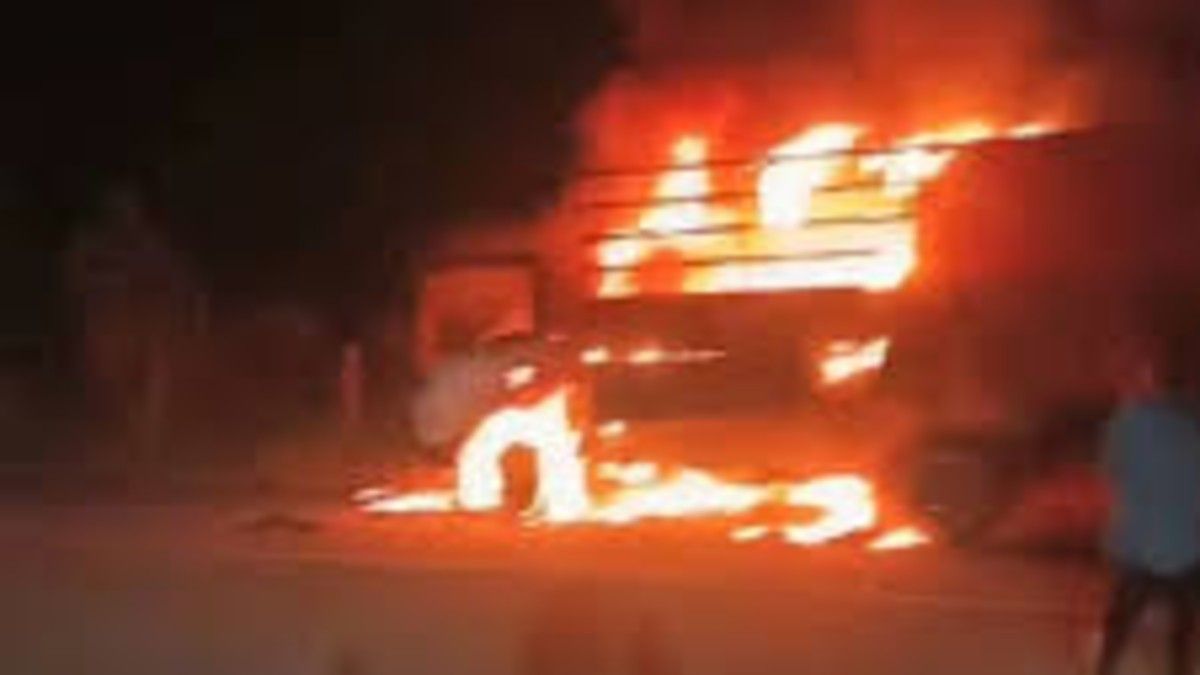 Violento linchamiento: asesinan a un conductor y prenden fuego su camión tras un fatal accidente