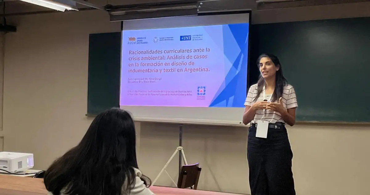 JORNADA DE JÓVENES INVESTIGADORES. Gina Crespi expuso su trabajo sobre formación universitaria y sostenibilidad en la reunión de Jóvenes Investigadores.
