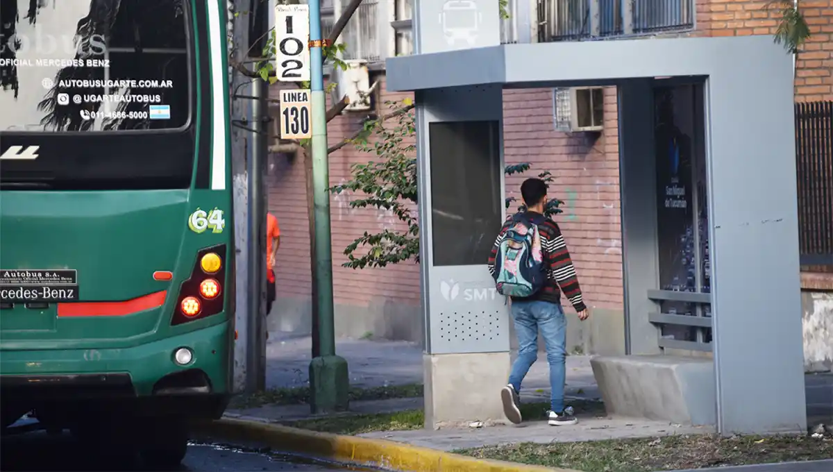 ESPERAS. Debido al recorte de los servicios, los usuarios pueden pasar mucho tiempo en las paradas.