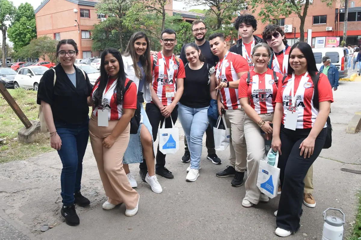 DE PARAGUAY. Los jóvenes comparten las remeras que les regaló la directora de su investigación. / LA GACETA
