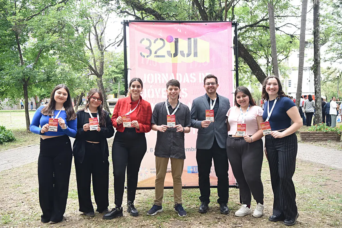 DE CHILE. Desde hongos antárticos hasta tecnología láser, los jóvenes de la delegación de Chile presentan sus proyectos en las Jornadas de Jóvenes Investigadores de la UNT. / LA GACETA