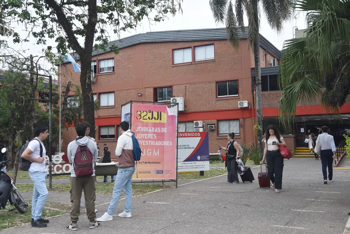 VALIJAS LLENAS DE CONOCIMIENTO. Jóvenes del Cono Sur llegaron a Tucumán para mostrar que la ciencia también se hace con pasión, colaboración y sueños compartidos. / LA GACETA