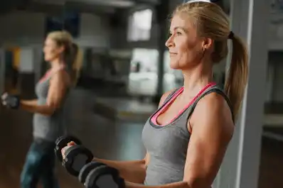 Los mejores ejercicios para mujeres de 50 años que quieren brazos firmes y definidos
