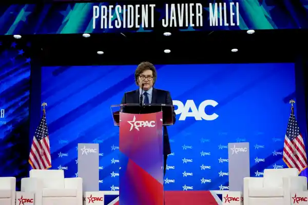 El Gobierno argentino comprará submarinos y buques a Francia para patrullar las costas