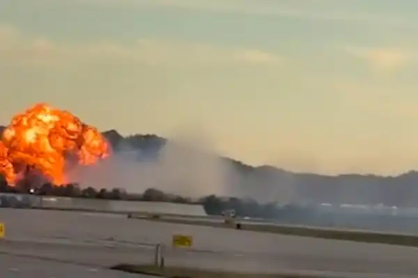 Estados Unidos: un avión de carga se estrella y desata un incendio masivo