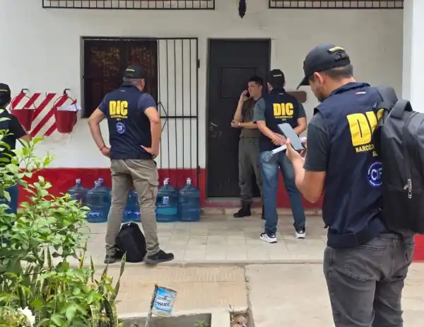 DURA IMAGEN. Peritos de la justicia ordinaria de Salta fueron los encargados de realizar el allanamiento en el destacamento de Tartagal.