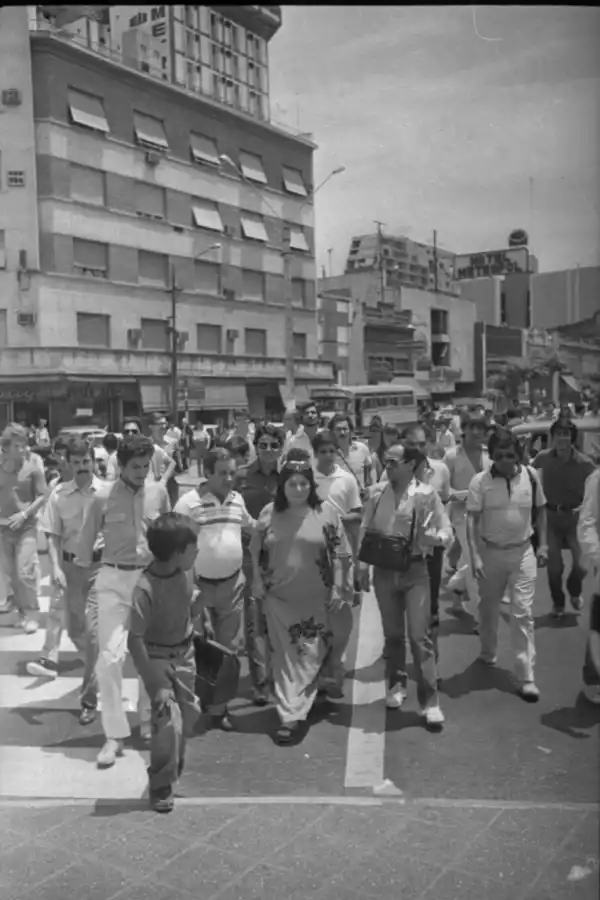 CAMINATA CÉNTRICA. Mercedes pasea junto con amigos y fanáticos por la plaza Independencia.