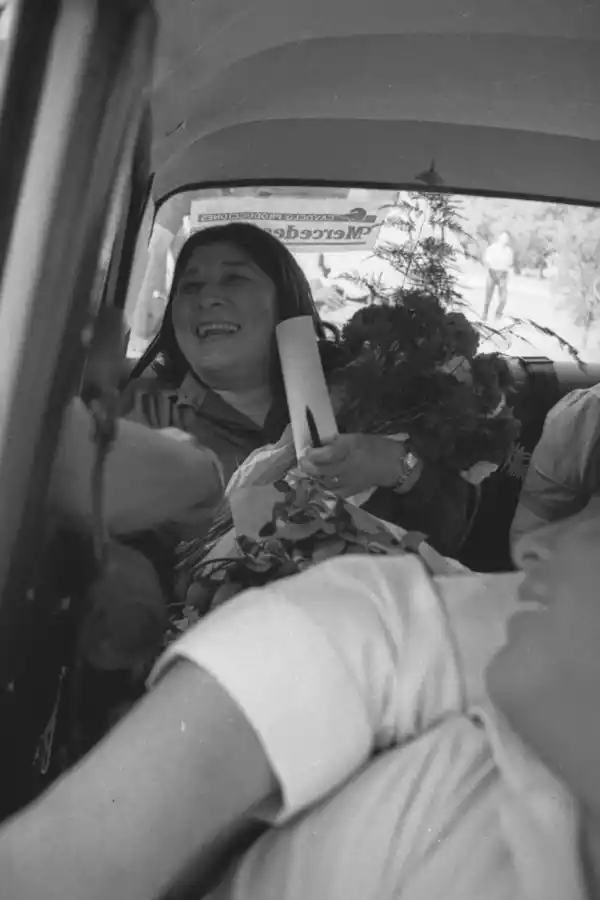 FELIZ. Mercedes Sosa en el auto que la trasladaba desde el aeropuerto.