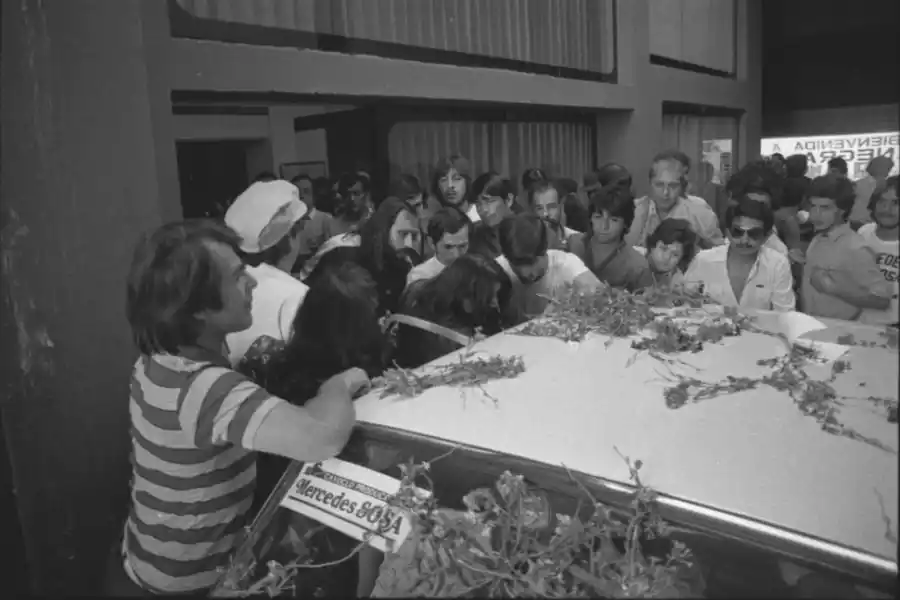 INGRESO. Mercedes intentando entrar al hotel Metropol, ese 5 de noviembre.