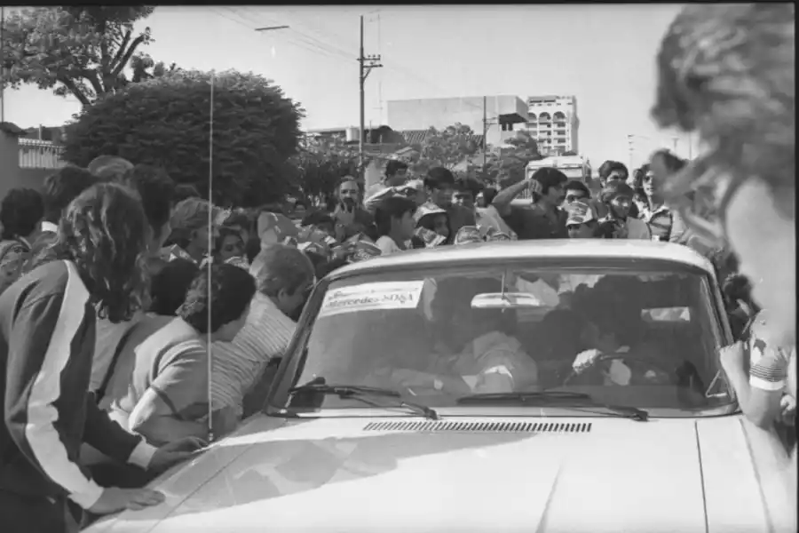 DEL AEROPUERTO. La caravana se formó en avenida Gobernador del Campo.