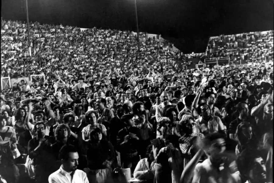 CIUDADELA REPLETA. El estadio de San Martín colmado de fanáticos, en el campo de juego y en las tribunas.