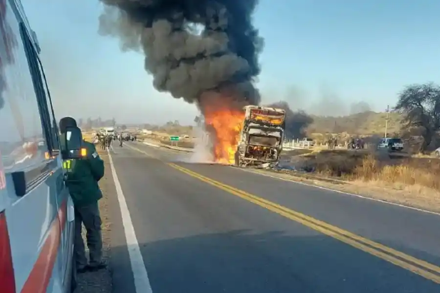 VIOLENCIA. El incendio de un micro aceleró una causa en Tucumán.
