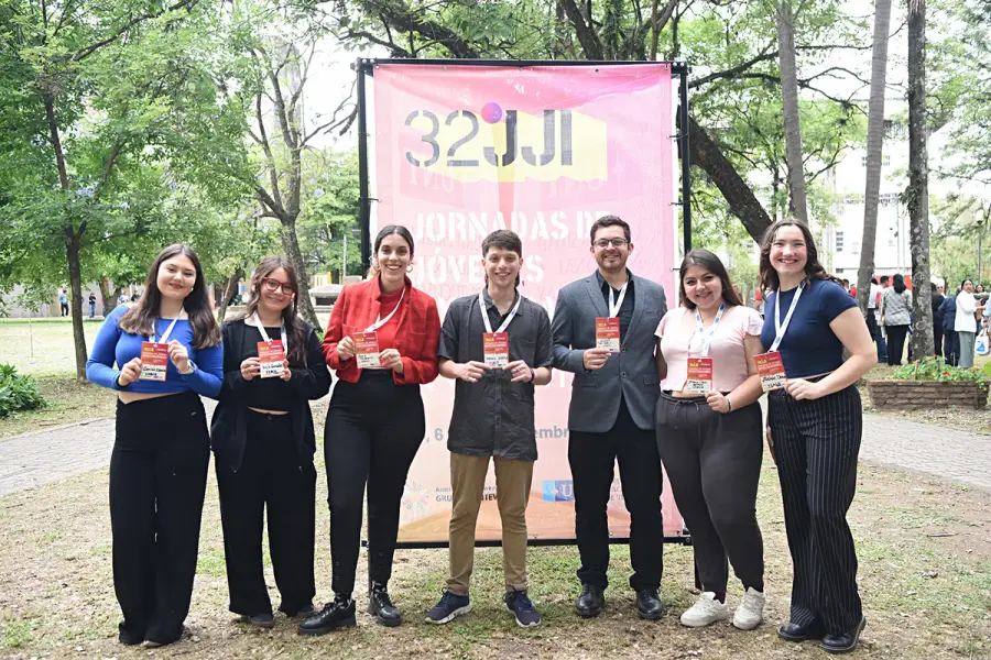 DE CHILE. Desde hongos antárticos hasta tecnología láser, los jóvenes de la delegación de Chile presentan sus proyectos en las Jornadas de Jóvenes Investigadores de la UNT. / LA GACETA