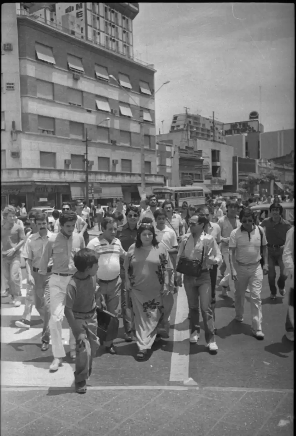CAMINATA CÉNTRICA. Mercedes pasea junto con amigos y fanáticos por la plaza Independencia.