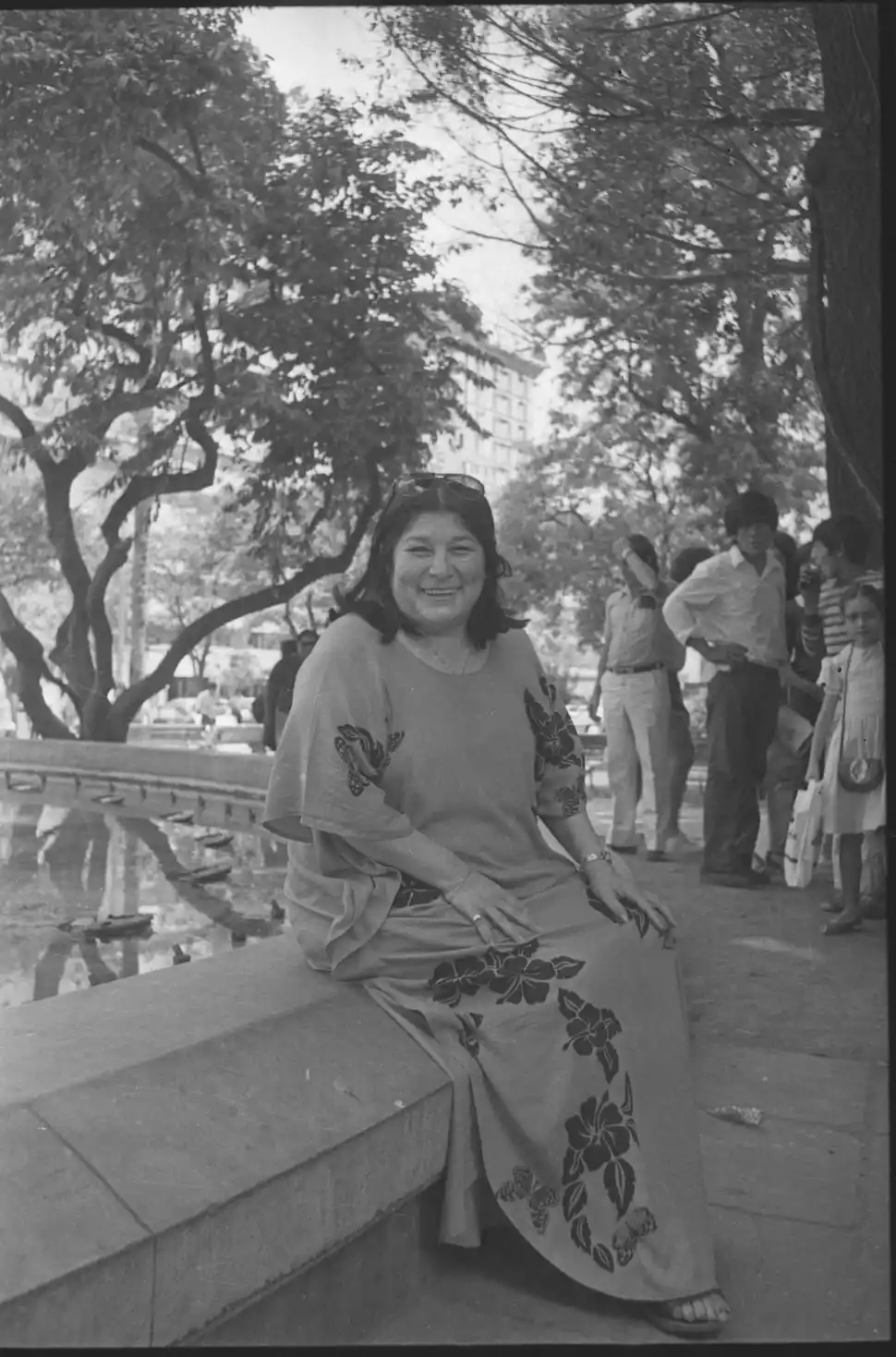 POSANDO. “La Negra” posa en la fuente de la plaza Independencia.