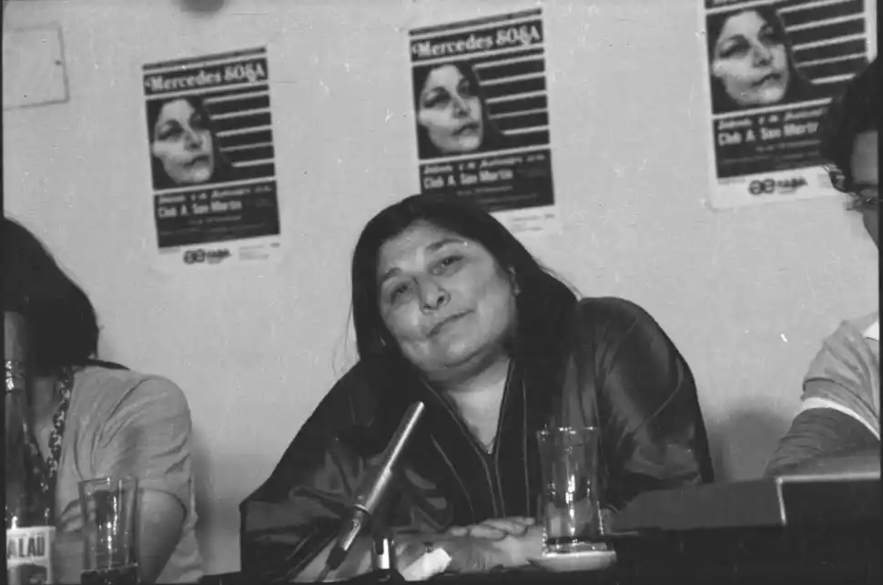 CONFERENCIA DE PRENSA. Mercedes Sosa se presenta ante los medios y anuncia su recital en el estadio de San Martín, al día siguiente.
