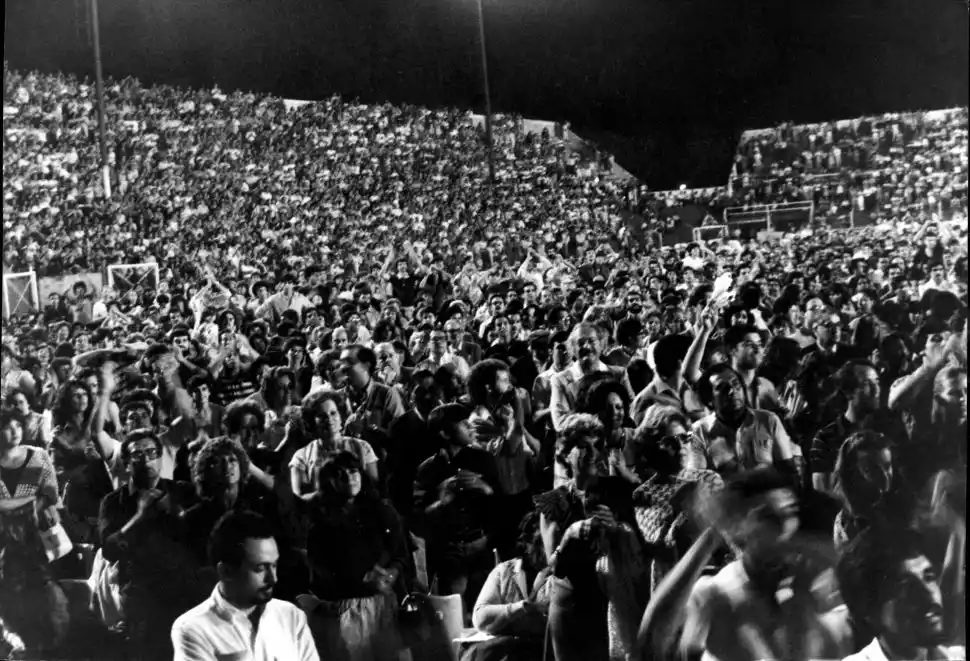 CIUDADELA REPLETA. El estadio de San Martín colmado de fanáticos, en el campo de juego y en las tribunas.