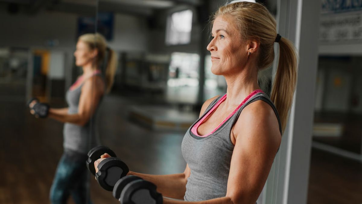 Los mejores ejercicios para mujeres de 50 años que quieren brazos firmes y definidos