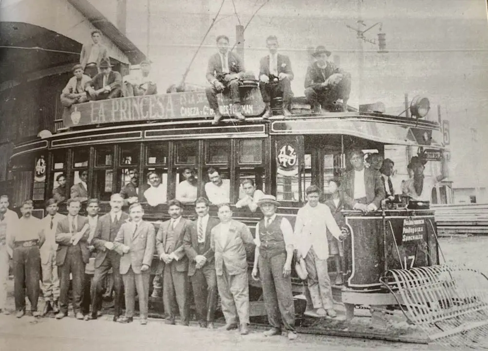 DE SACO Y CORBATA. Subidos al techo, en su interior o parados en la calle, un grupo de tucumanos posa junto con un tranvía.