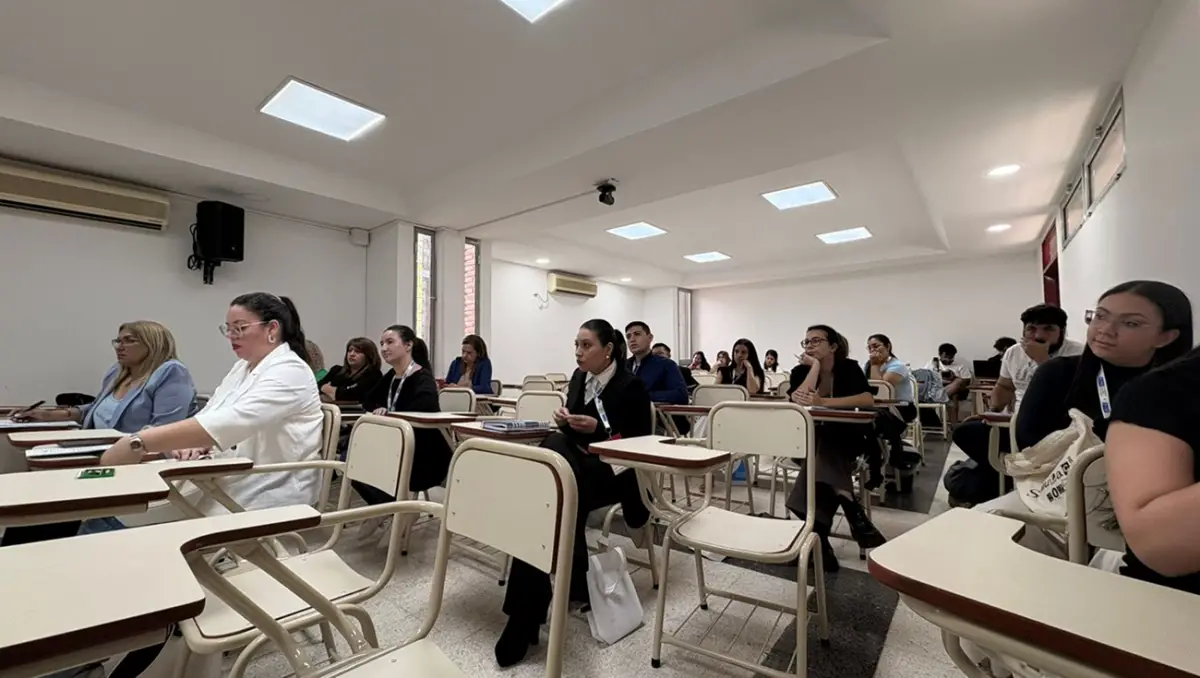 EN EL AULA 13. Su trabajo sobre salud mental y prevención del suicidio en jóvenes generó un profundo intercambio entre investigadores, docentes y estudiantes. / LA GACETA