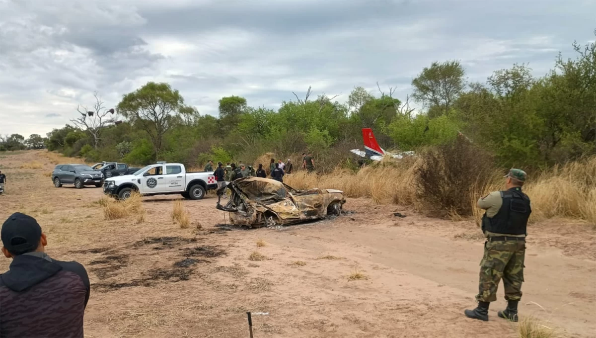 INCENDIO. En la caída, la avioneta chocó contra un auto que se prendió fuego.