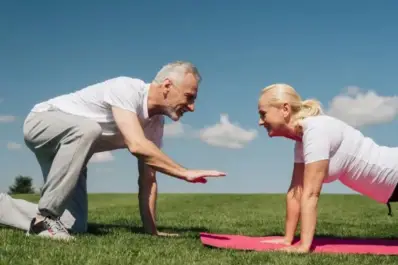 Mucho mejor que caminar: el ejercicio que multiplica por cuatro los beneficios en los adultos mayores