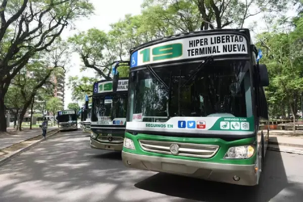 Conflicto en el transporte público: “Hay colectivos vacíos en hora pico y nadie controla las motos por aplicación”